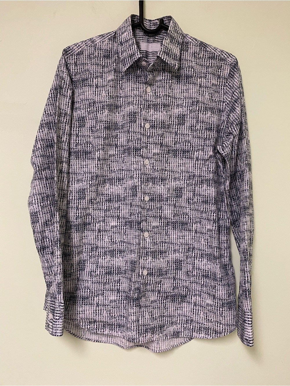 Men's Long-Sleeve Patterned Button-Up Shirt in Blue and White